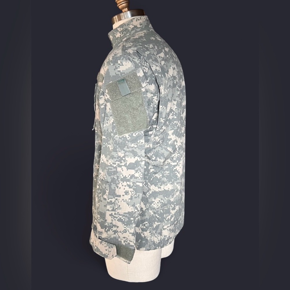 US Army ACU Digital Camouflage Combat Uniform Jacket looks like a Men’s M/L - Picture 3 of 9